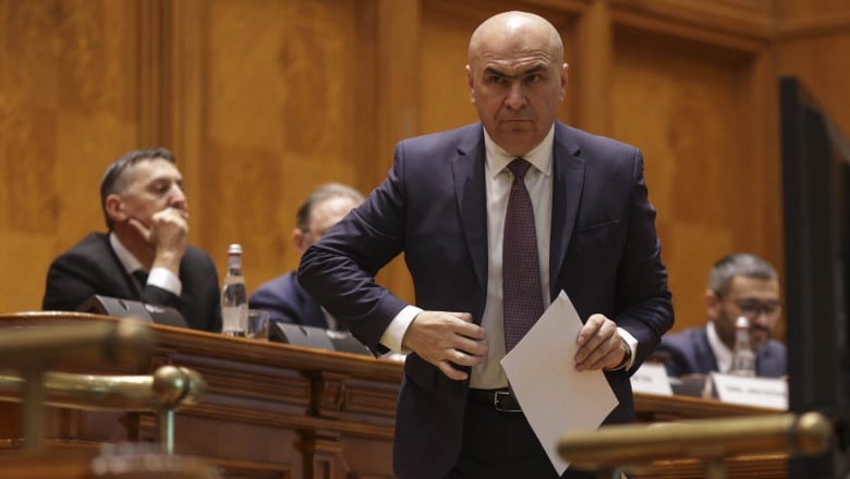 Au trecut doi ani de când Bolojan a promis că va demisiona în 6 luni dacă numărul parlamentarilor nu ajunge la 300