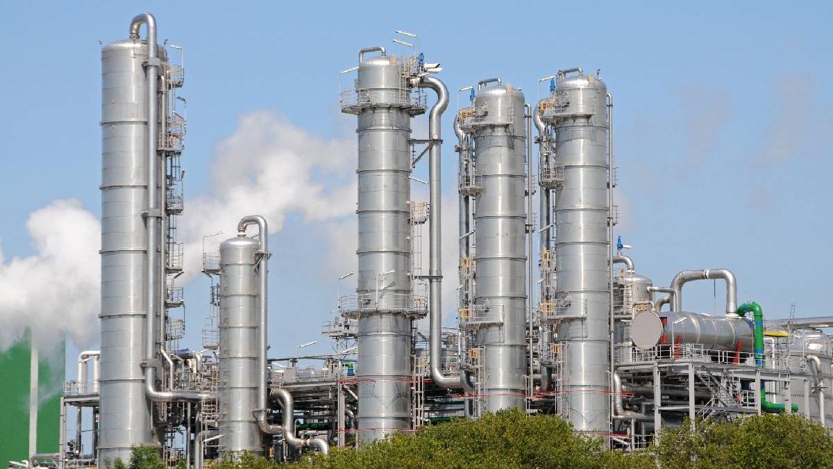 România își închide industria și ajunge să trăiască din importuri: producția industrială s-a prăbușit cu 3,3% în primul semestru